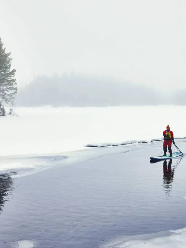 РУКОВОДСТВО ПО SUP-СЕРФИНГУ ВНЕ СЕЗОНА: ОСЕННИЕ И ЗИМНИЕ ПРИКЛЮЧЕНИЯ